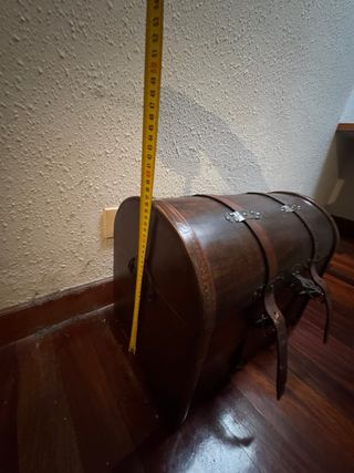 Baúl de madera vintage con correas de cuero