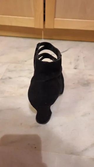 Botines negros con tiras