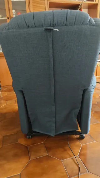 Poltrona motorizzata per anziani in tessuto blu