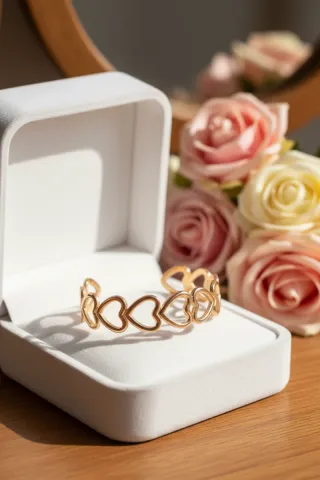 Pulsera Brazalete Dorada Corazones