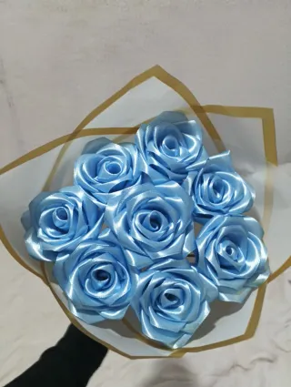 Ramo de rosas azules de satén