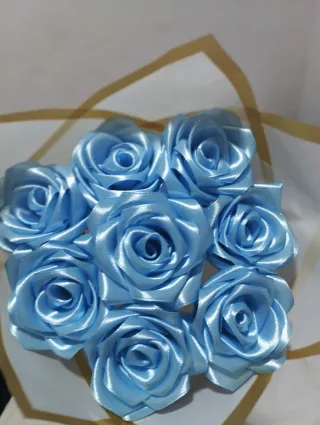 Ramo de rosas azules de satén