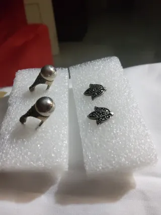 2 anillos y 2 pendientes de plata