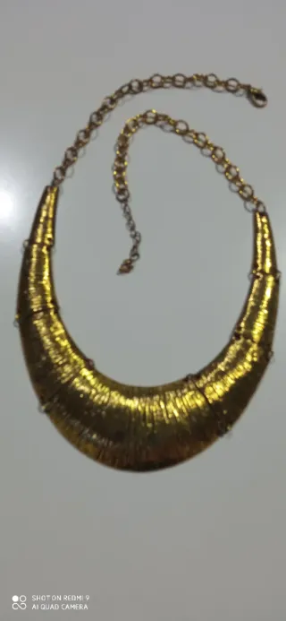 Gargantilla dorada estilo étnico