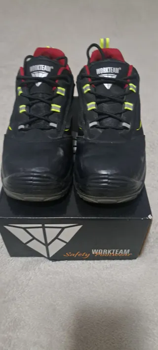 Zapatos de seguridad Workteam negros y rojos