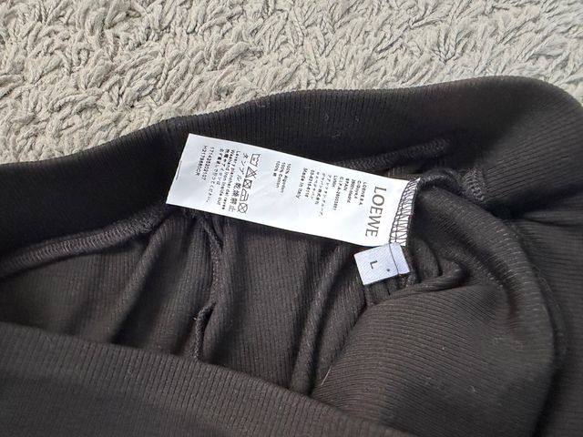 Shorts Loewe Negro con Flores Moradas