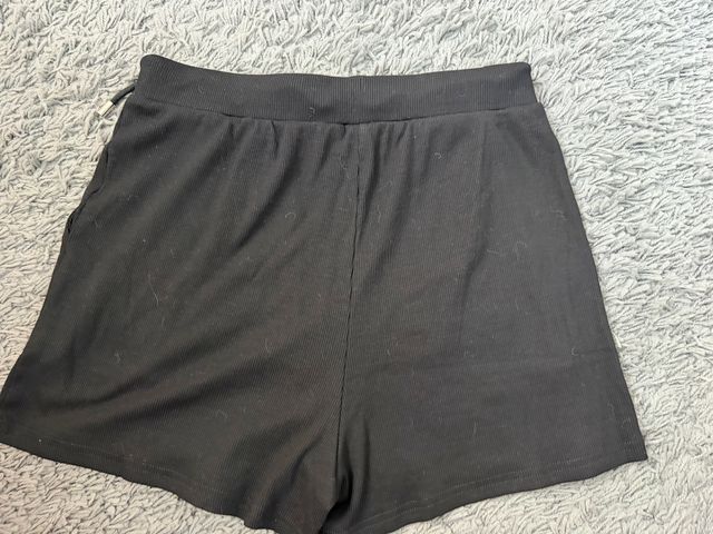 Shorts Loewe Negro con Flores Moradas