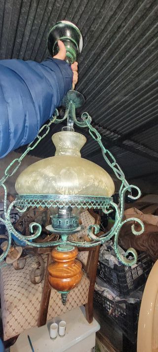 Lámpara antigua quinqué de metal, madera y cristal