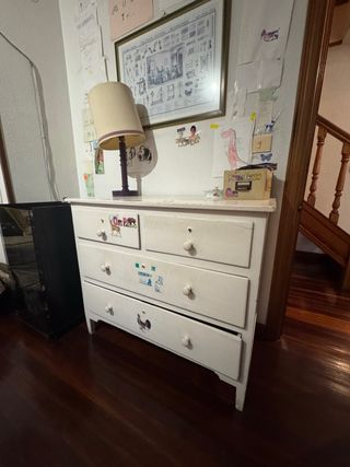 Cómoda de madera blanca