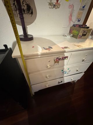 Cómoda de madera blanca