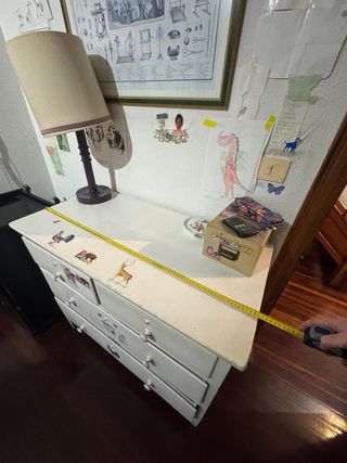 Cómoda de madera blanca