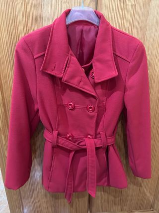 Chaqueta corta roja con cinturón
