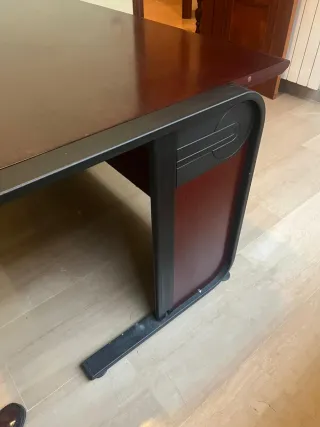 Mesa y estanterías de madera