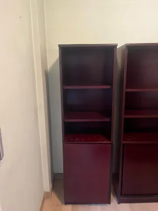 Mesa y estanterías de madera