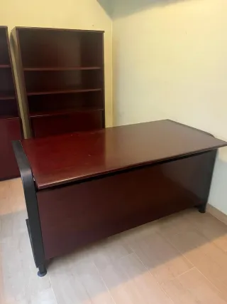 Mesa y estanterías de madera