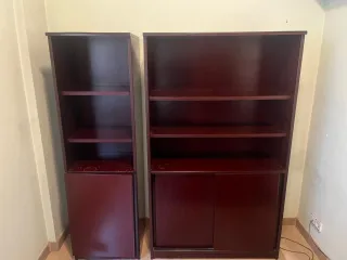 Mesa y estanterías de madera