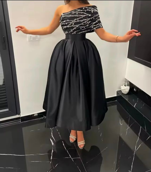 Vestido de fiesta negro con pedrería sin estrenar