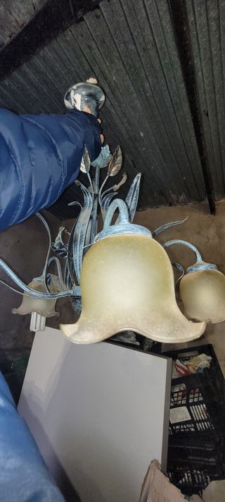 Lámpara antigua de metal y cristal