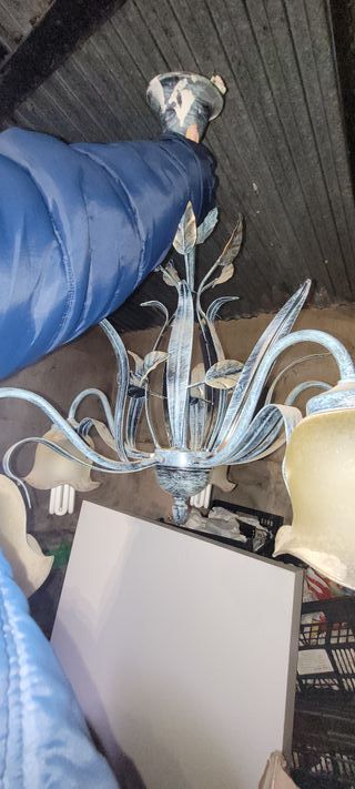 Lámpara antigua de metal y cristal