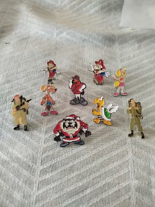 Lote 9 pines personajes varios