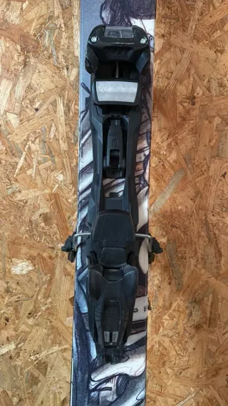 Esquís Armada JJ con fijaciones