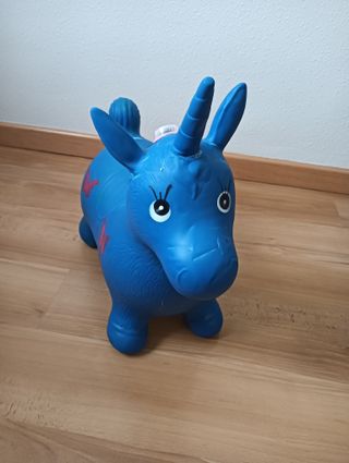 Unicornio inflable azul con mariposas
