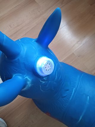 Unicornio inflable azul con mariposas