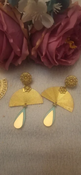 Traje de flamenca magenta con sus flecos en verde