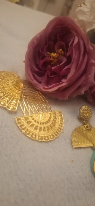 Traje de flamenca magenta con sus flecos en verde