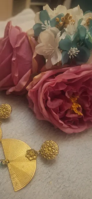 Traje de flamenca magenta con sus flecos en verde