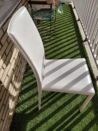 Silla blanca de polipiel