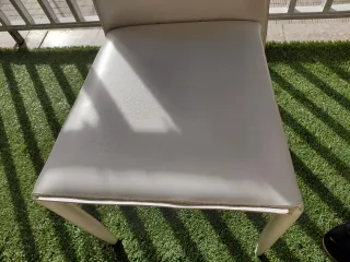 Silla blanca de polipiel