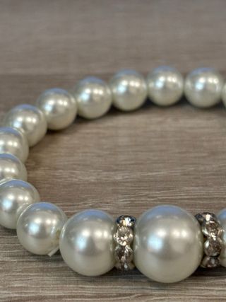 Pulsera de perlas y detalles plateados