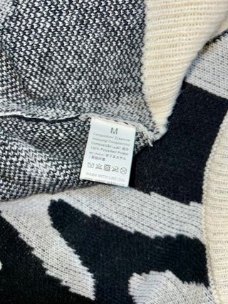 Sudadera blanca con tonos negros