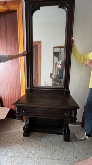 Mueble de entrada antiguo de madera con espejo