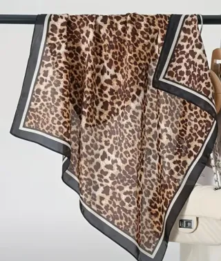 Pañuelo 70x70 cm estampado leopardo