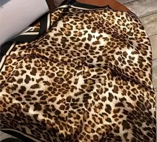 Pañuelo 70x70 cm estampado leopardo