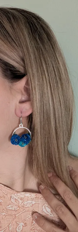 Pendientes azules con flores naturales reales