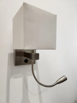 Aplique de pared beige y plateado, con y sin flexo