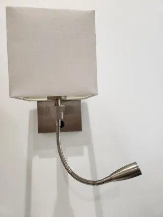 Aplique de pared beige y plateado, con y sin flexo