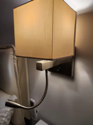 Aplique de pared beige y plateado, con y sin flexo