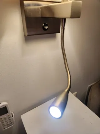 Aplique de pared beige y plateado, con y sin flexo