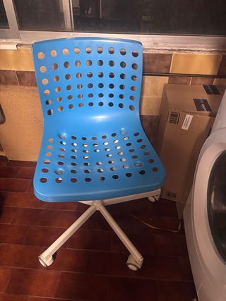 Silla azul de plástico con ruedas