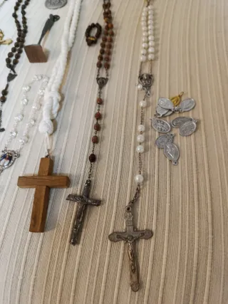 Lote Religioso: Rosarios y Medallas