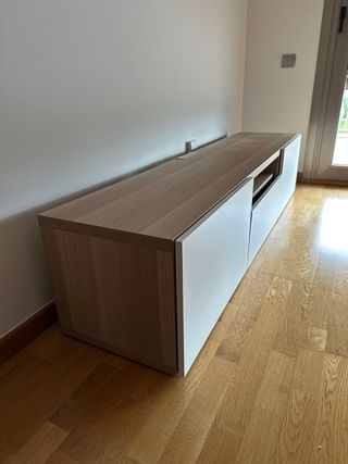 Mueble TV color blanco y madera