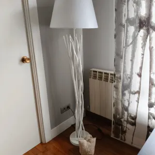 Lámpara de pie de madera blanca con pantalla
