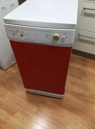 Lavavajillas blanco y rojo