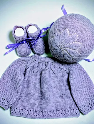 Conjunto tejido a mano para bebé