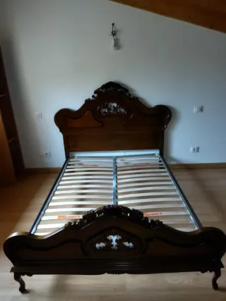 Cama de madera estilo barroco