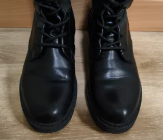 Botas altas negras con cordones